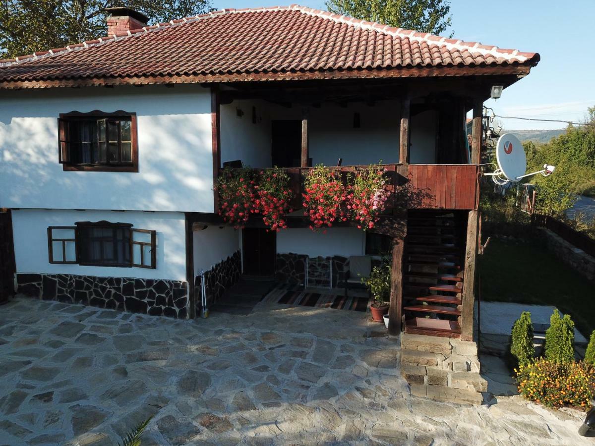 Villa Митровата Къща Raynovtsi Esterno foto